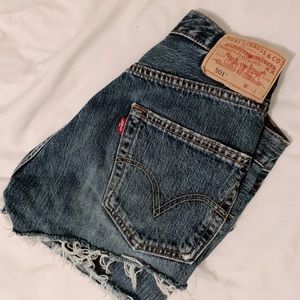 Levi’s 501 jean short!! NWOT